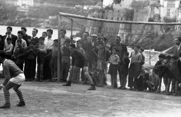 Italia del Sud. Positano - partita di pallone - spettatori dietro la porta