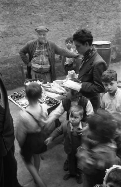 Italia del Sud. Napoli - venditore ambulante - bambini