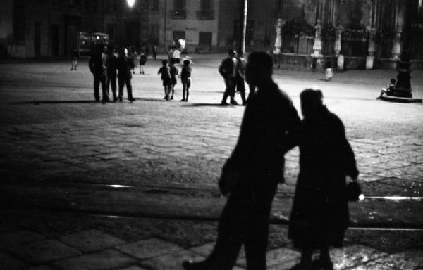 Italia del Sud. Napoli - piazza illuminata