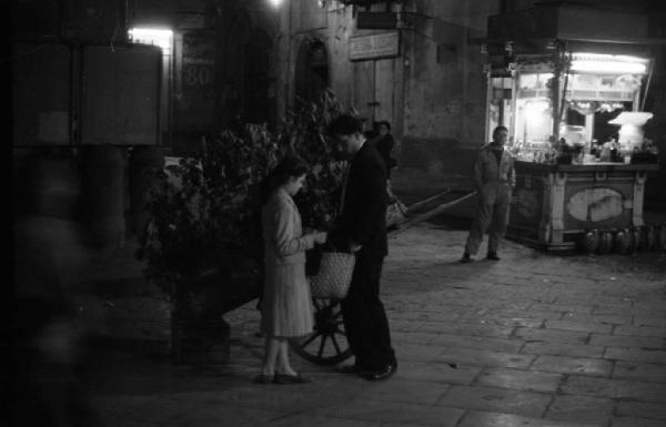 Italia del Sud. Napoli - notturno - venditore ambulante di fiori