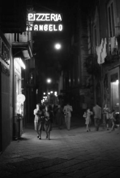 Italia del Sud. Napoli - notturno - strada illuminata