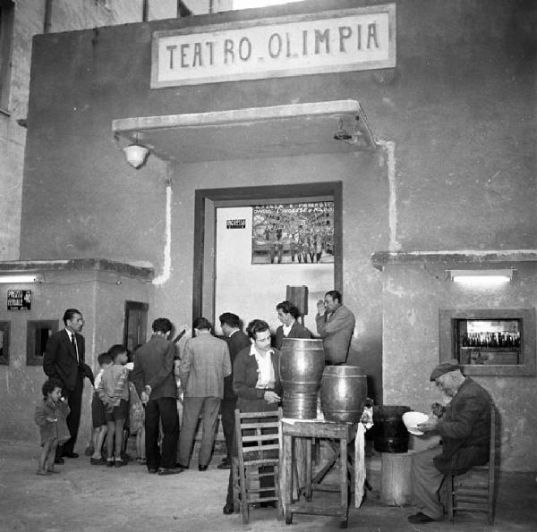 Italia del Sud. Napoli - Teatro Olimpia - ingresso