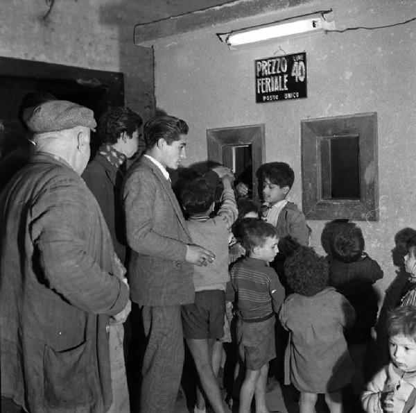 Italia del Sud. Napoli - Teatro Olimpia - spettacolo di pupi - gruppo di bambini alla biglietteria