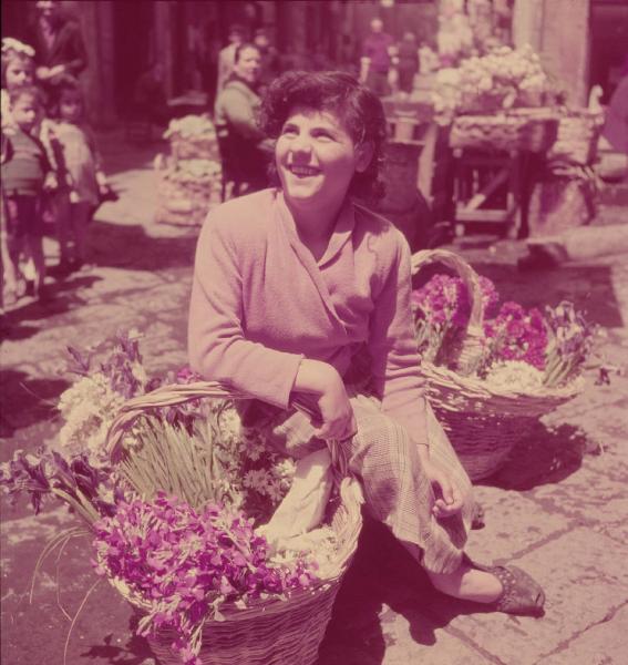 Italia del Sud. Napoli - venditrice ambulante di fiori