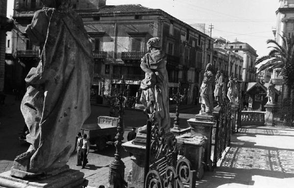 Italia del Sud. Acireale - sagrato - balaustra - statue