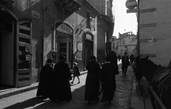 Italia del Sud. Acireale - strada cittadina