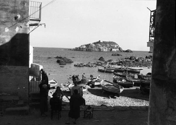 Italia del Sud. Aci Castello - spiaggia