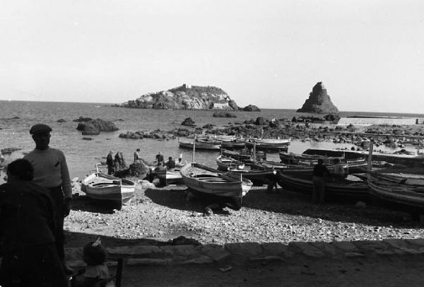 Italia del Sud. Aci Castello - spiaggia - imbarcazioni da pesca - faraglioni