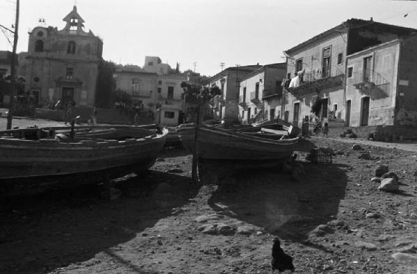 Italia del Sud. Aci Castello - spiaggia - imbarcazioni da pesca