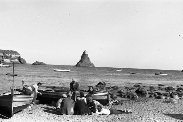 Italia del Sud. Aci Castello - spiaggia - imbarcazioni da pesca - faraglioni