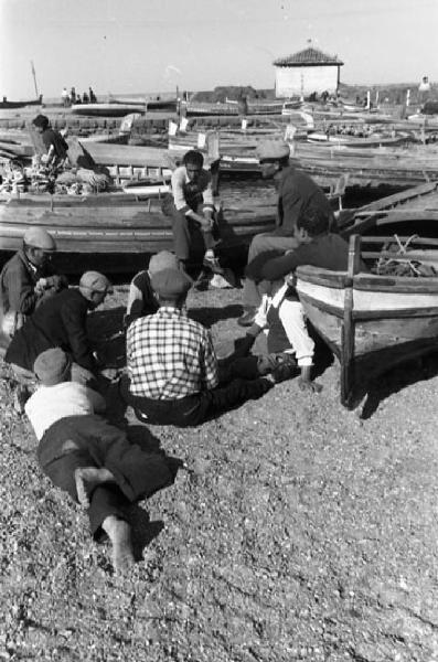 Italia del Sud. Aci Castello - spiaggia - imbarcazioni da pesca - pescatori