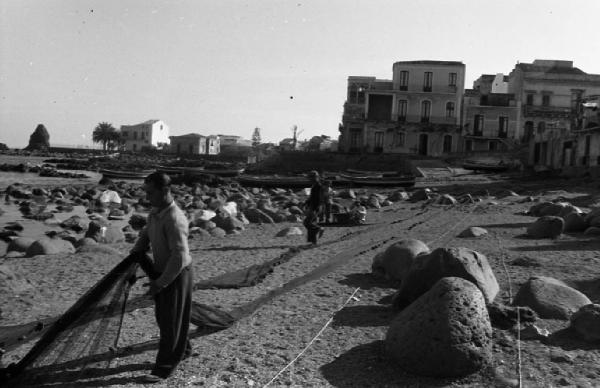 Italia del Sud. Aci Castello - spiaggia - pescatore