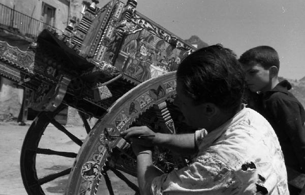 Italia del Sud. Taormina - manutenzione di un carretto siciliano