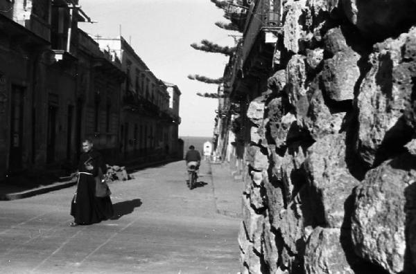 Italia del Sud. San Filippo del Mela [?] - via cittadina