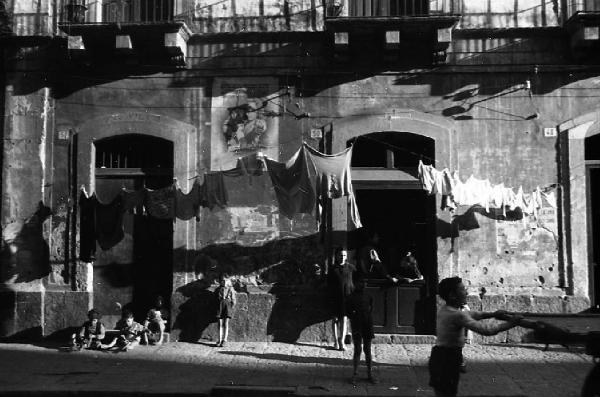 Italia del Sud. Catania - panni stesi all'esterno di un edificio