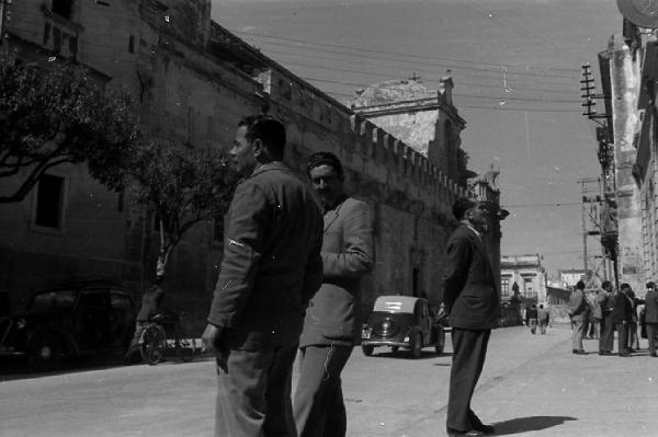 Italia del Sud. Siracusa - via - uomini