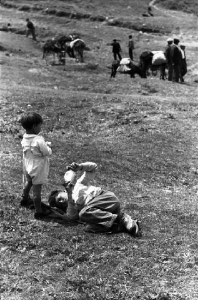 Italia del Sud. Buccheri - mercato - bambini