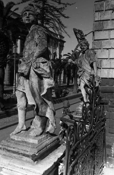 Italia del Sud. Acireale - sagrato - cancellata - statue