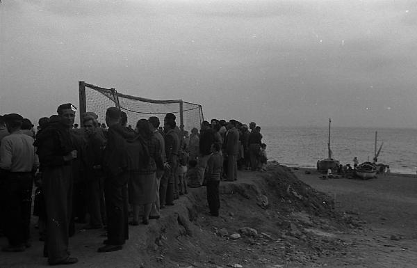 Italia del Sud. Positano - partita di pallone - spettatori