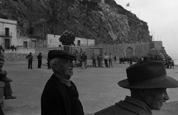 Italia del Sud. Positano - partita di pallone - spettatori