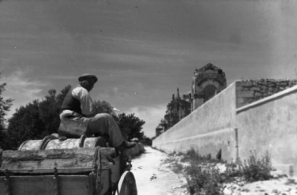 Italia del Sud. Palazzolo Acreide - carro lungo le mura