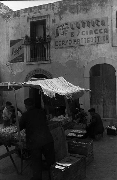 Italia del Sud. Siracusa - venditori ambulanti