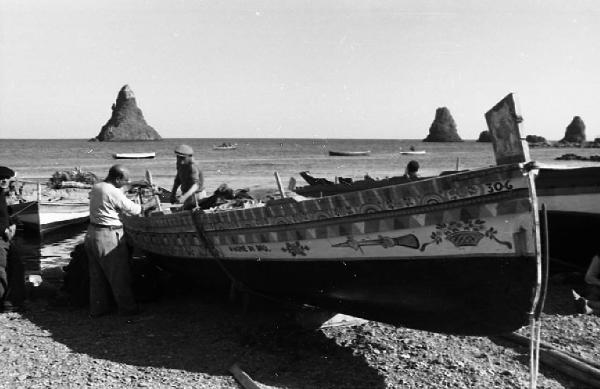 Italia del Sud. Acitrezza - la spiaggia - imbarcazione da pesca