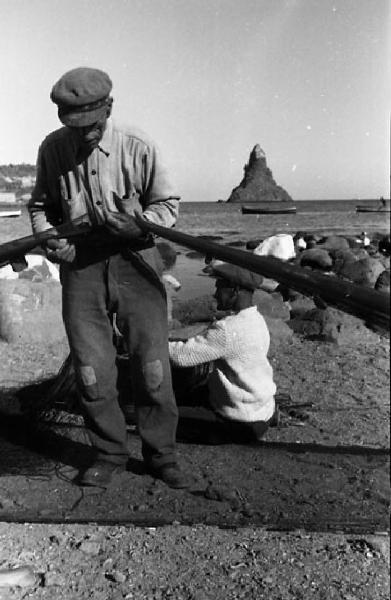 Italia del Sud. Acitrezza - rimessaggio delle reti - pescatori