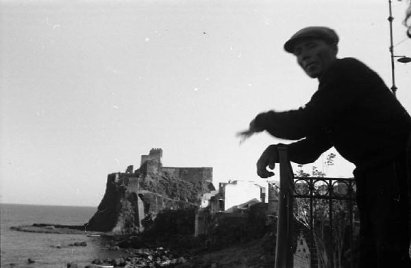 Italia del Sud. Aci Castello - ritratto maschile - uomo affacciato a un balcone