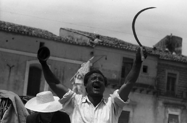 Italia del Sud. Vizzini - ritratto maschile - uomo leva una coppa e un falcetto