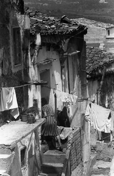 Italia del Sud. Altofonte - scorcio urbano - ingresso di un'abitazione - panni stesi