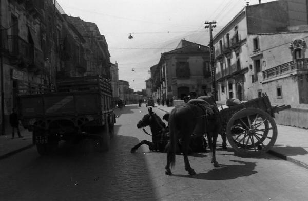 Italia del Sud. Monreale - scorcio urbano - autocarro e carro trainato da cavalli