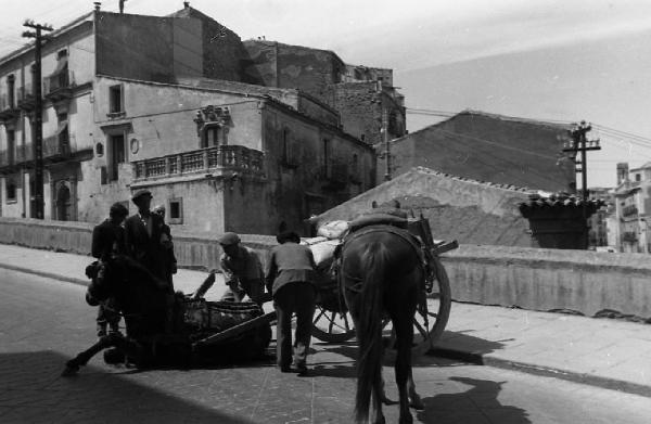 Italia del Sud. Monreale - scorcio urbano - carro trainato da cavalli