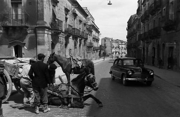 Italia del Sud. Monreale - scorcio urbano - automobile e carro trainato da cavalli