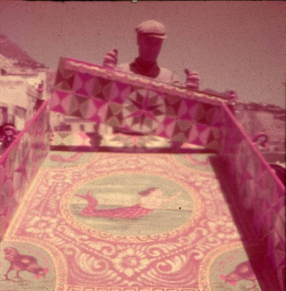 Italia del Sud. Taormina - carretto siciliano - pianale (fonnu di càscia) decorato - montaggio del portello posteriore (puttèddu)
