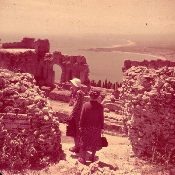 Italia del Sud. Taormina - sito archeologico - turisti