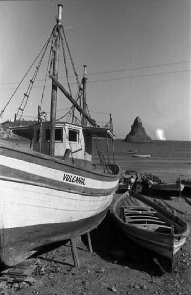 Italia del Sud. Acitrezza - la spiaggia - imbarcazione da pesca