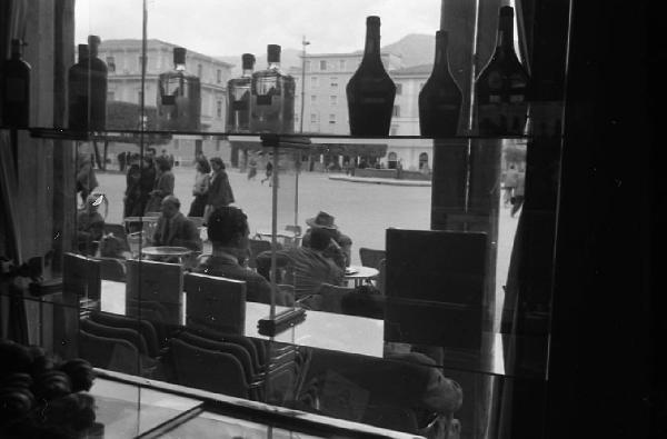 Italia del Sud. Terni - vetrine di un bar