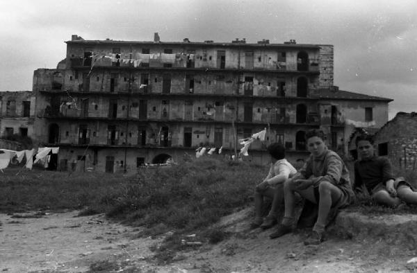 Italia del Sud. Terni - ritratto di gruppo - bambini - palazzo