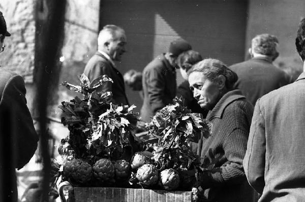 Italia del Sud. Terni - mercato all'aperto - venditrice di verdura