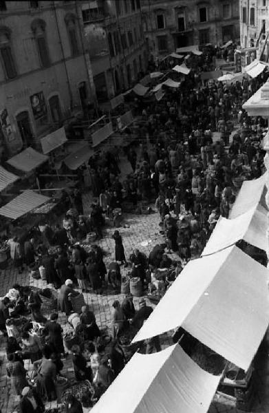 Italia del Sud. Terni - mercato all'aperto