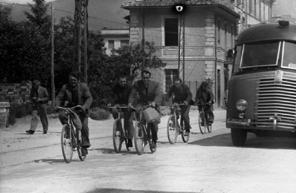 Italia del Sud. Terni - abitanti in bicicletta - autobus