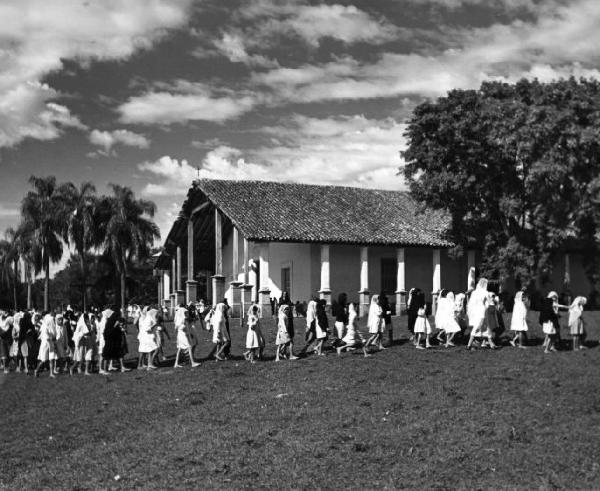 Fila di fanciulli nei pressi di una colonia religiosa