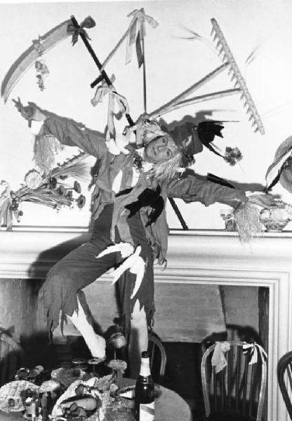 L'attore Cecil Beaton durante la festa di compleanno in piedi sopra un tavolo