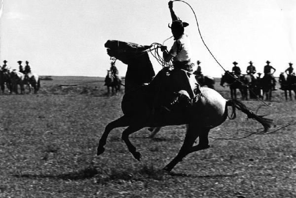 Un gaucho con il cappio durante la cattura della preda