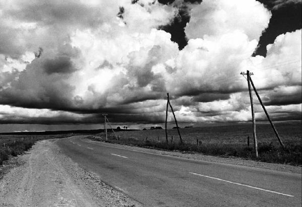 Strada asfaltata sopra un altopiano