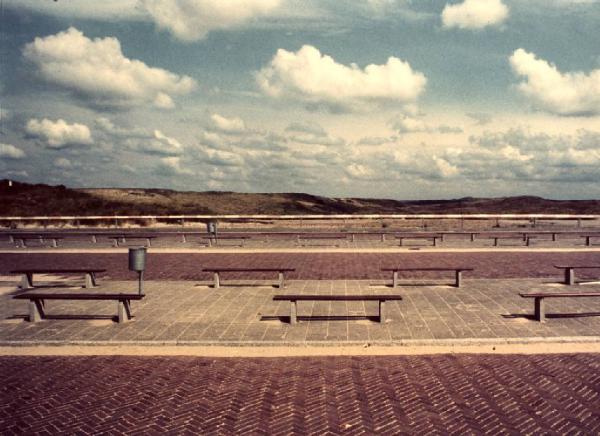 Kodachrome. Egmond am zee - Terrazza panoramica - Panchine - Nuvole