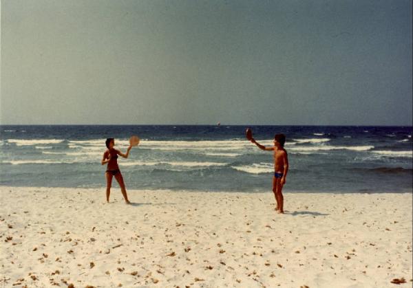 Italia ailati. Rimini - Spiaggia - Mare - Coppia di giovani - Gioco a tennis