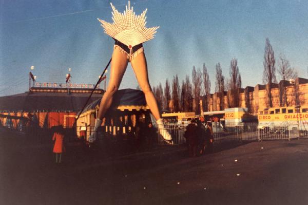 Il paese dei balocchi. Modena - Circo del ghiaccio - Tendone - Porta di ingresso gigante a forma di gambe di donna su pattini da ghiaccio