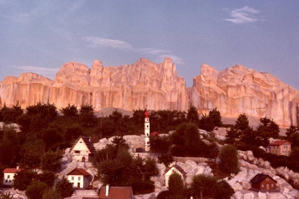 In scala. Rimini - Italia in miniatura - Dolomiti e paese [Tre cime di Lavaredo?]